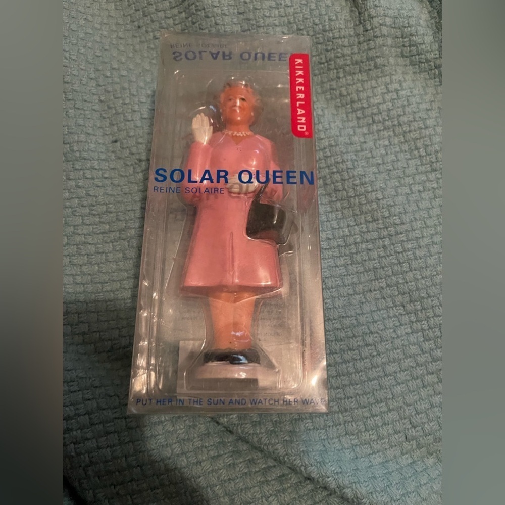 KIKKERLAND Solar Powered Waving Queen Elizabeth II Pink Dress 6.5" New in Box!
